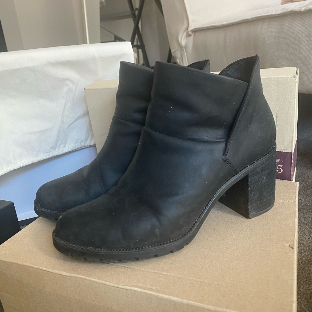Clark’s Black nubuck boots